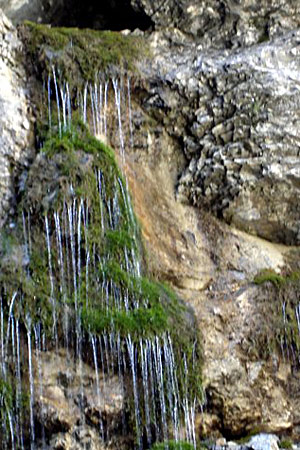 Neben-Höhlenschlund Funtana Chistagna, Wasserfall (Foto Hans Schneebeli)