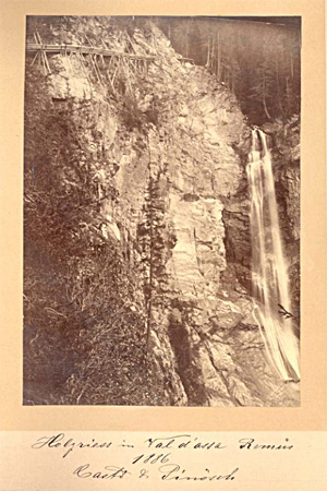 Wasserfall,  Reistkanal ob Resgia ca. 1888, Holz­stämme sausten auf Holzbahn ins Tal (Foto: holzmuseum.ch)